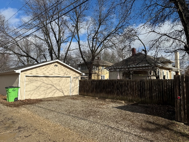 Building Photo - 940 S Cedar St