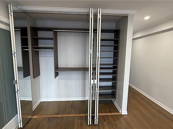 Foto del edificio - 1625 Emmons Ave