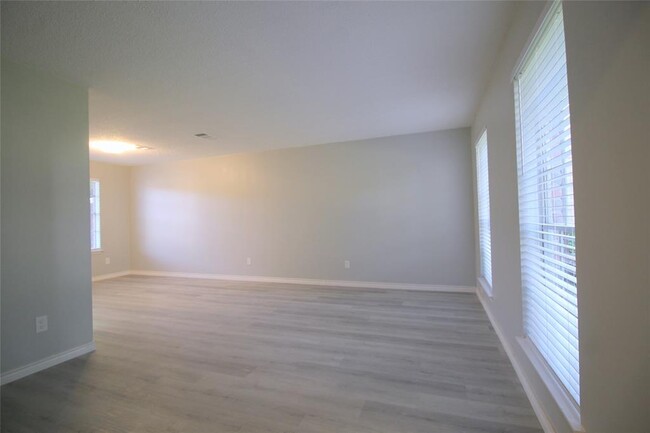 Foto del edificio - 3323 Hidden Creek Dr