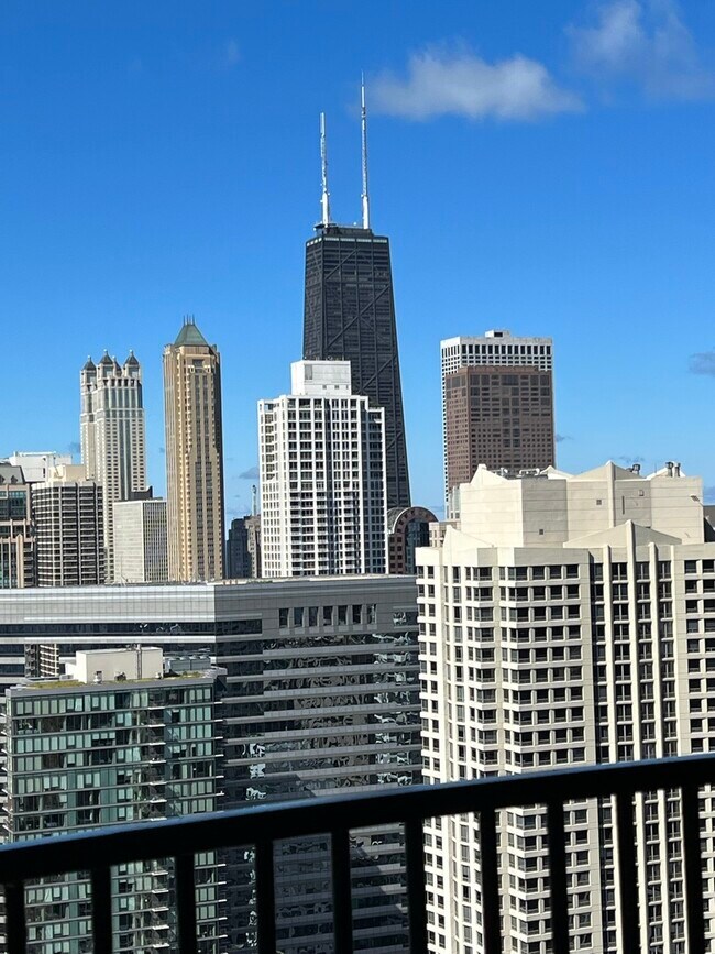 Foto del edificio - 300 N State St