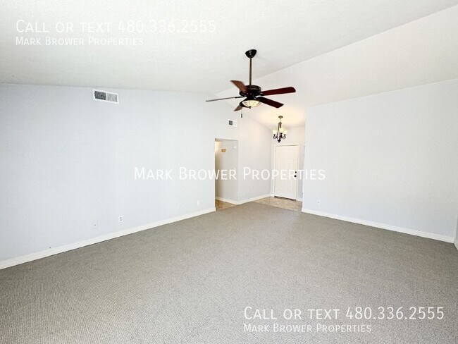 Foto del edificio - 449 E Meadows Ln