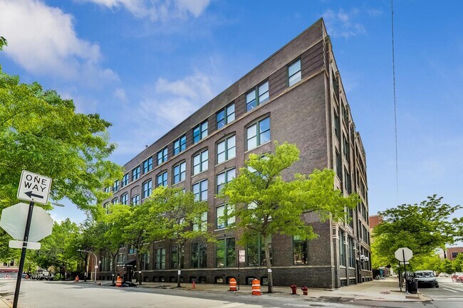 Building Photo - 1327 W Washington Blvd