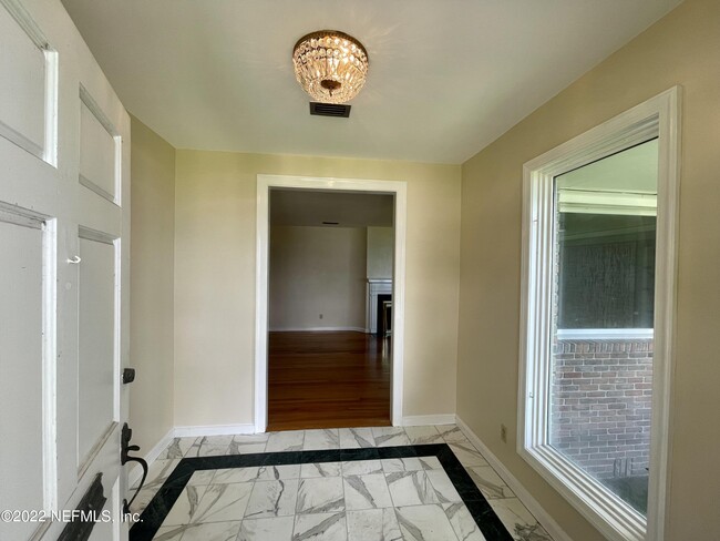 Building Photo - 1016 Holmesdale Rd