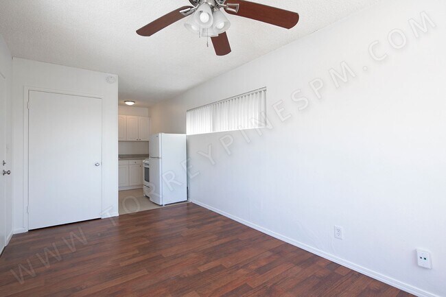 Foto del edificio - Studio 1 block from Tourmaline Beach! ALL ...
