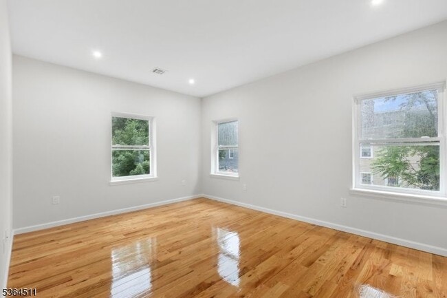 Building Photo - 13 Voorhees St