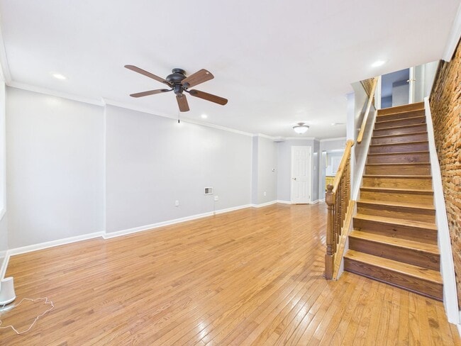 Building Photo - Bright 2 bed 1.5 bath  AVAILABLE NOW