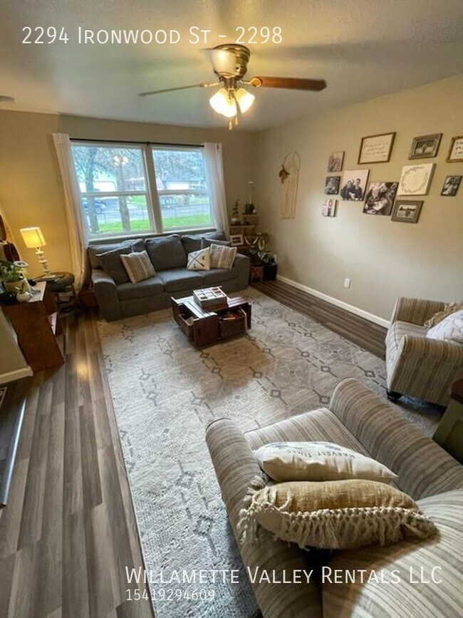 Building Photo - Newer duplex available in Sweet Home