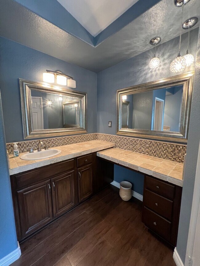 Foto del edificio - Gorgeous and spacious 5 bedroom FURNISHED home in Canyon Crest for rent!