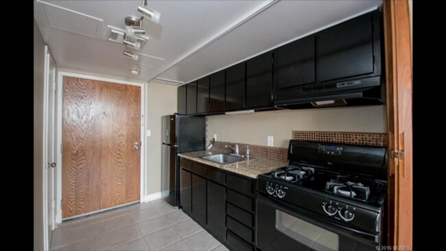 Foto del edificio - All Bills Paid! 1 Bed 1 Bath Highrise Cond...