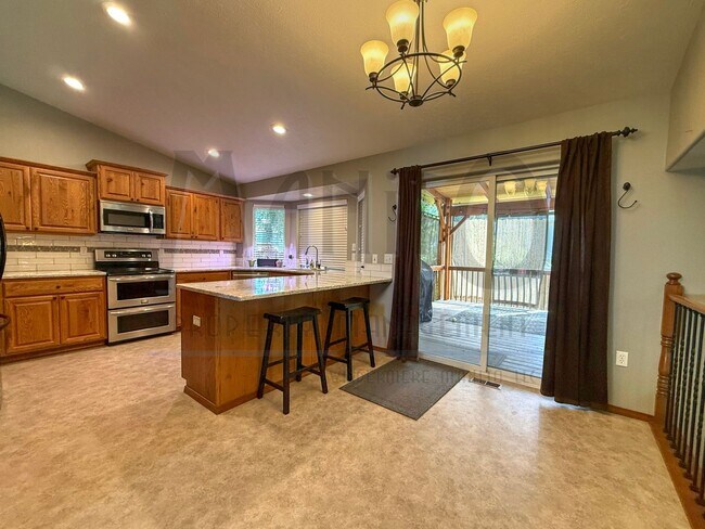 Building Photo - Spacious Eagle Ridge Home