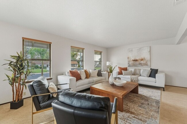 Foto del edificio - Quiet & Central Neighborhood - 3 Bedroom 2 Bathroom - Large Yard - Lawn Service Provided!