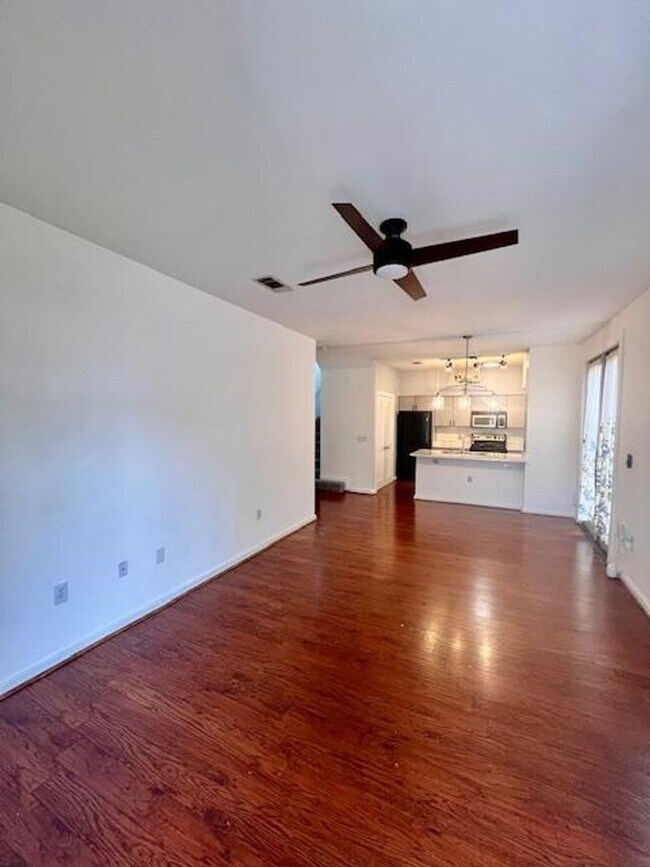 Foto del edificio - Beautiful Downtown Condo / Close to ACC Riverside / 3 bedrooms / Ref, Washer & Dryer
