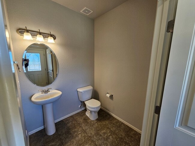 Building Photo - 3 Bed 3 bath Town Home in 80910!