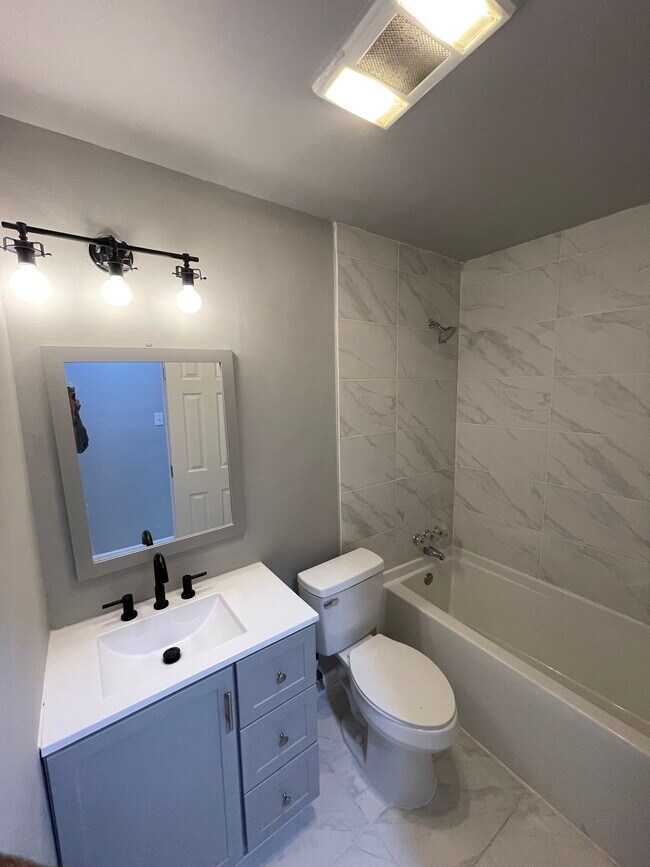Baño de visitas: Bañera/ducha combinada - 7118 Melpomene Dr