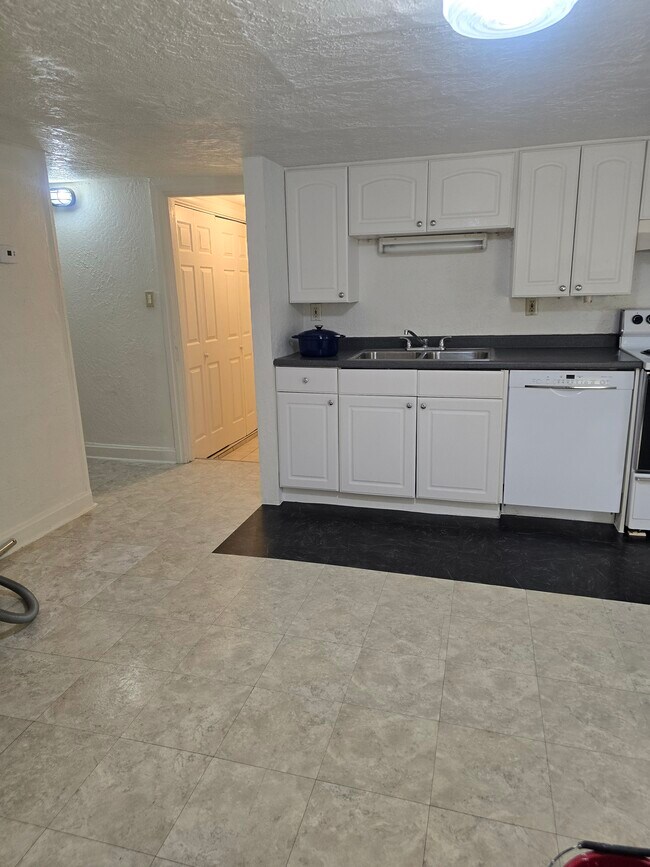 Building Photo - 708 Erie St