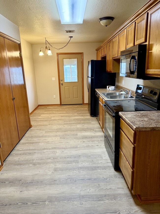 Building Photo - 2204 Lakeview Dr