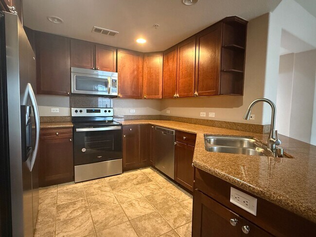 Building Photo - Beautiful and Bright 2 Bedroom 2 Bath Luxu...