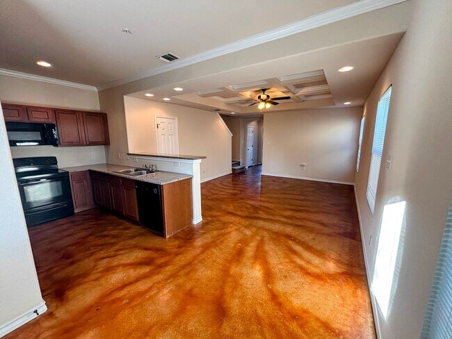 Building Photo - Great Townhome, Move-in Ready! Great Locat...