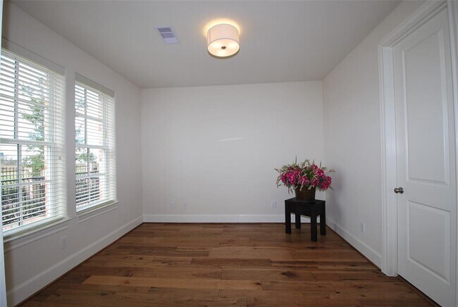 Building Photo - 9443 Fannin St