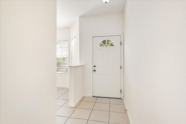 Building Photo - Large 2/2 in highly desirable The Cottages...
