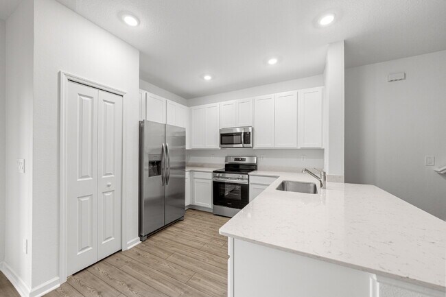 Foto del edificio - Be the First to Lease This 3BR Townhome in Marion Ranch | Loft + Garage + Screened Lanai + Includ...