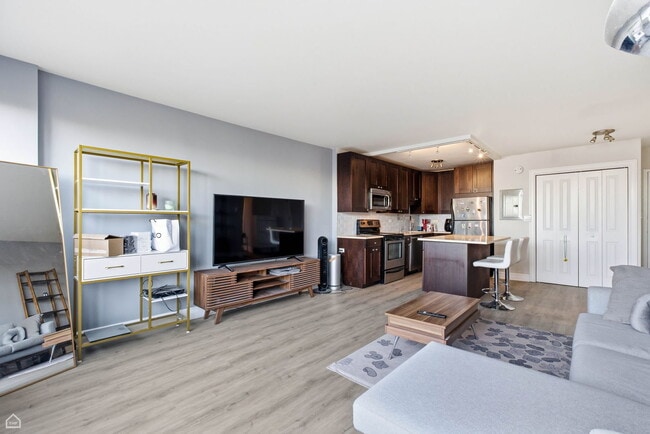 Building Photo - 2930 N Sheridan Rd