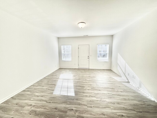 Foto del edificio - 2 br 2.5 ba townhome near shopping AVAILAB...