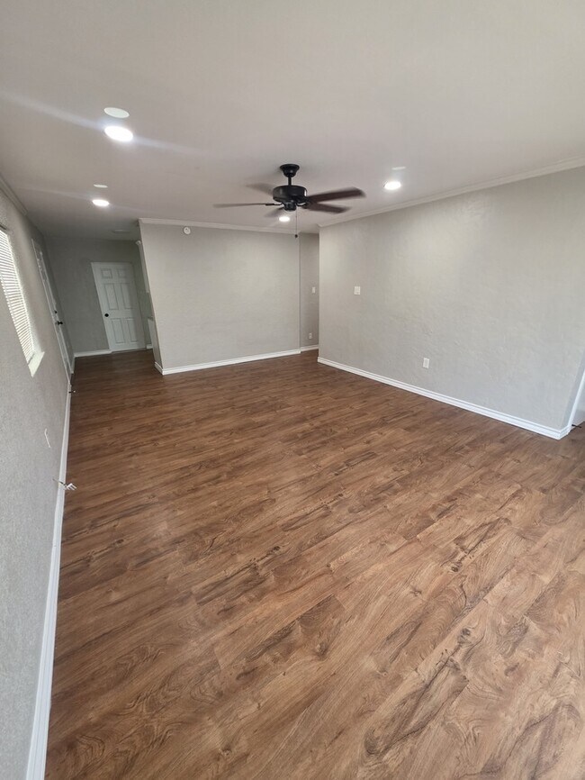 Foto del edificio - 3 bed 1 bath remodeled home, move in ready!