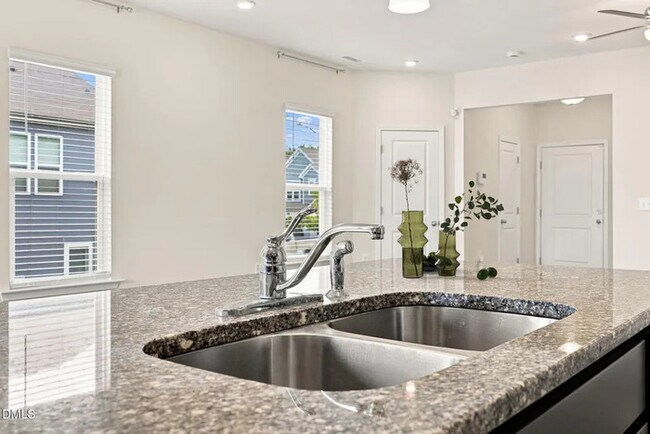 Building Photo - Lease OR Lease to Own