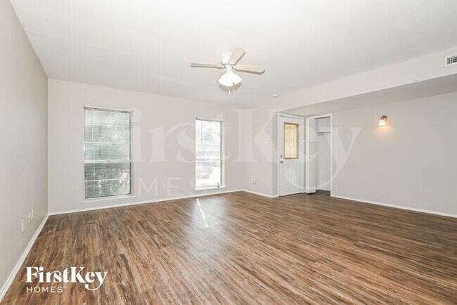 Foto del edificio - 4906 Stagecoach Ln