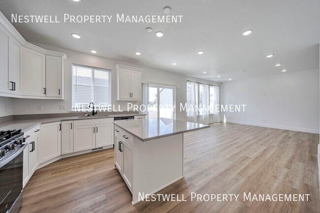 Building Photo - 679 Eastcrest Ave
