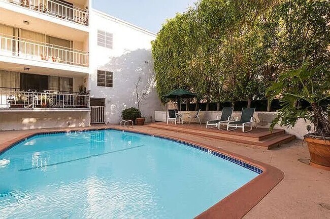 Foto del edificio - 7270 Hillside Ave