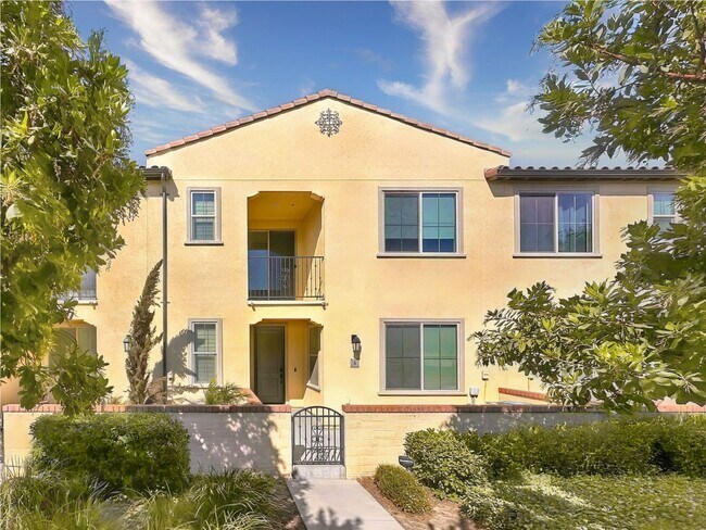 Building Photo - 2 Bed, 2 Bath, 1 Office Townhome in Ontari...