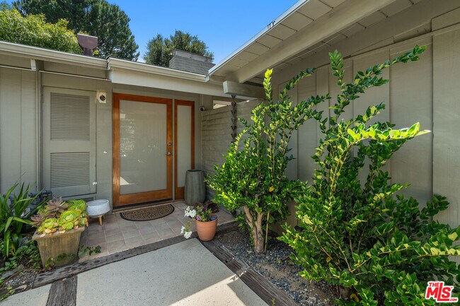 Building Photo - 3641 Woodcliff Rd