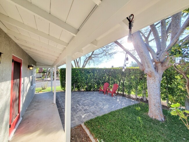 Building Photo - 10682 Center Dr