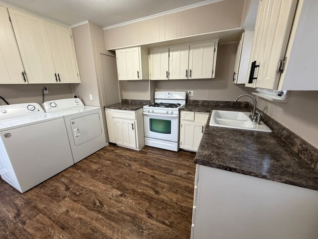 Building Photo - 2715 Kenwood Ave