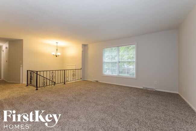 Building Photo - 5905 NW Whispering Oaks Ln