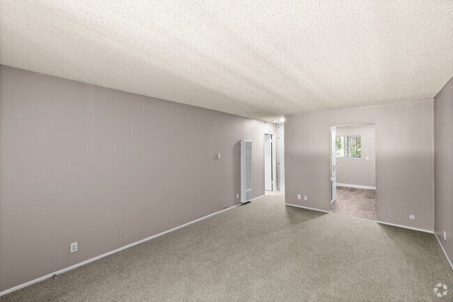 1BR, 1BA - 610SF - Living room - Reseda Village Green