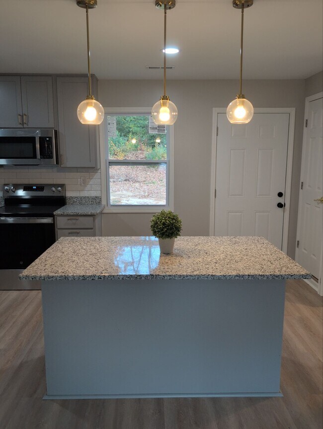 Building Photo - 3210 Delia Ln NW