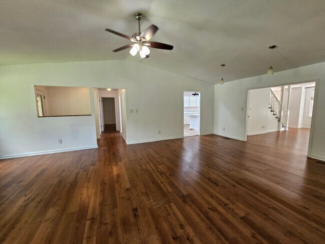 Foto del edificio - Gorgeous 5 Bedroom, 3 Bathroom Home In Cou...