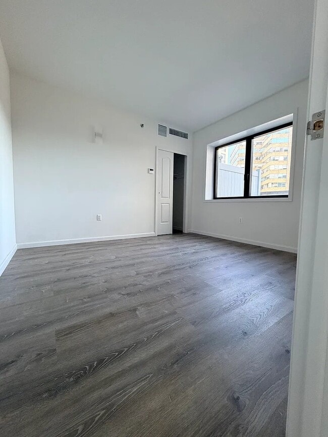 Foto del edificio - 97-30 64th Ave