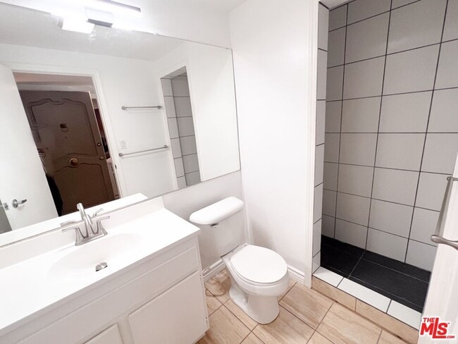 Building Photo - 6752 Hillpark Dr