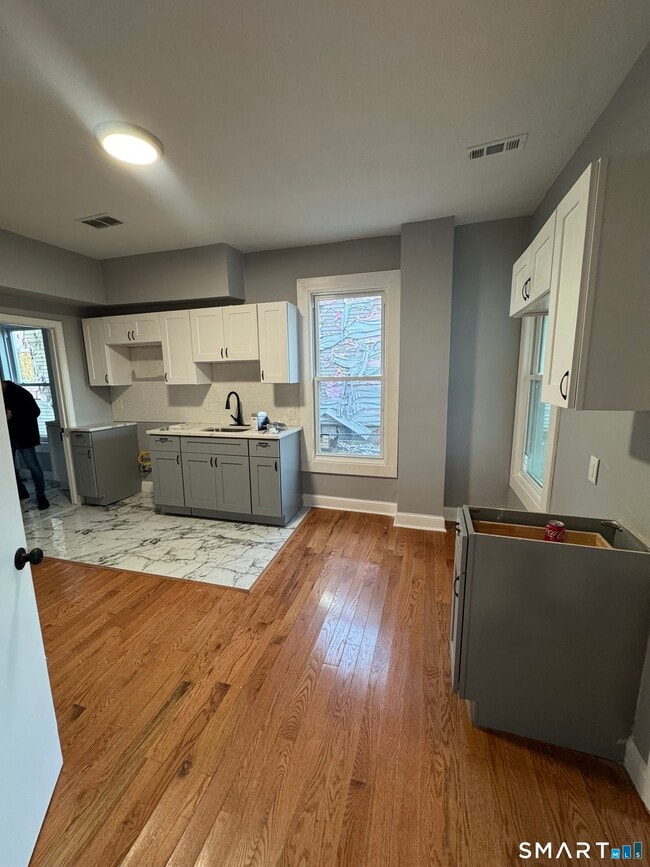 Building Photo - 231 Davenport Ave