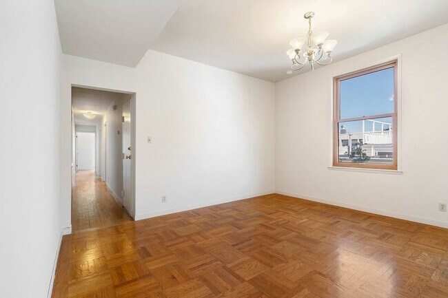 Building Photo - Spacious Top Floor 3BD/1BA with On-Site Wa...