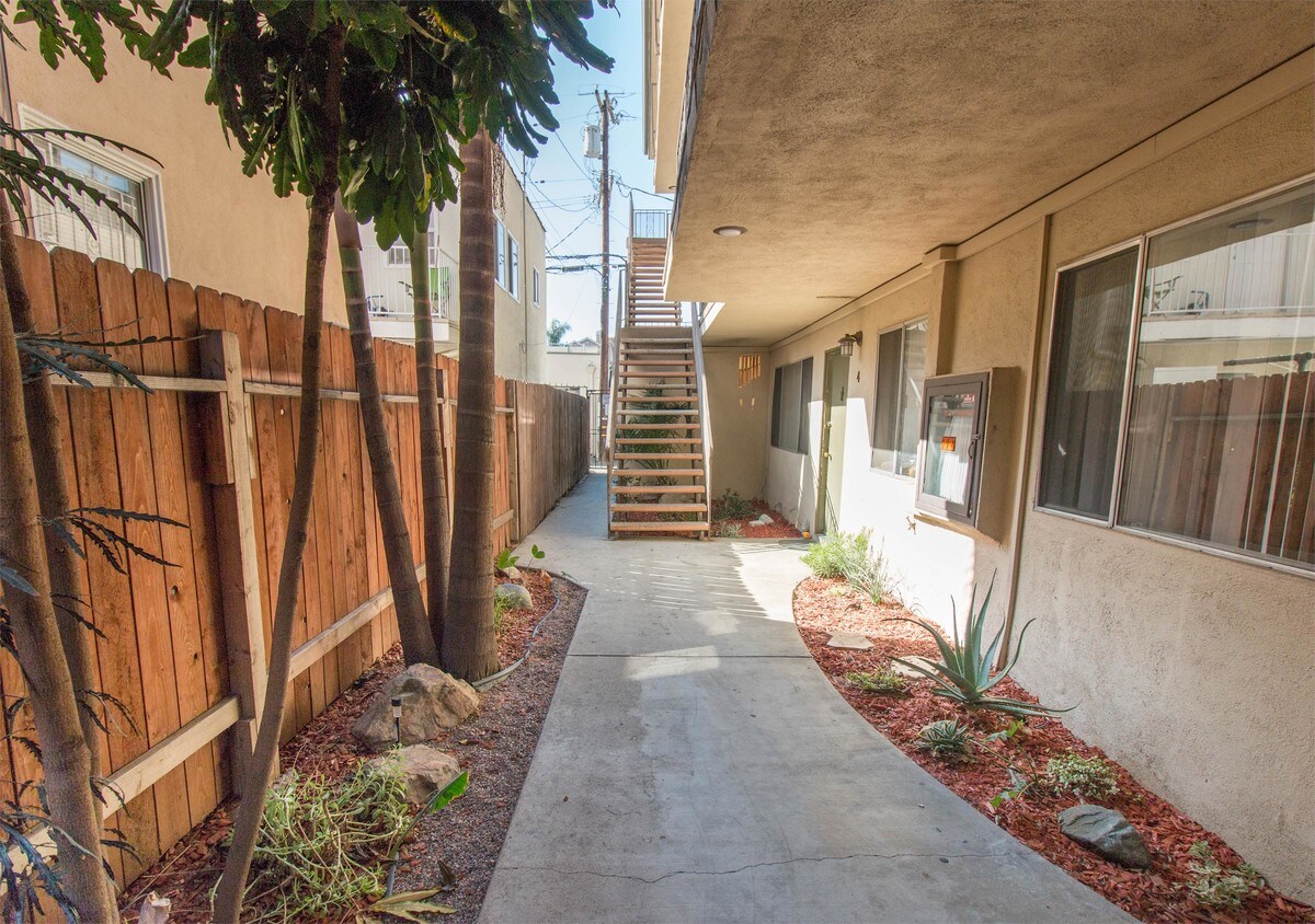 Primary Photo - 645 Lime Ave