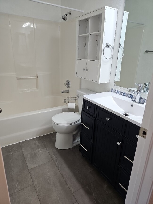 Building Photo - 210 Country West Rd