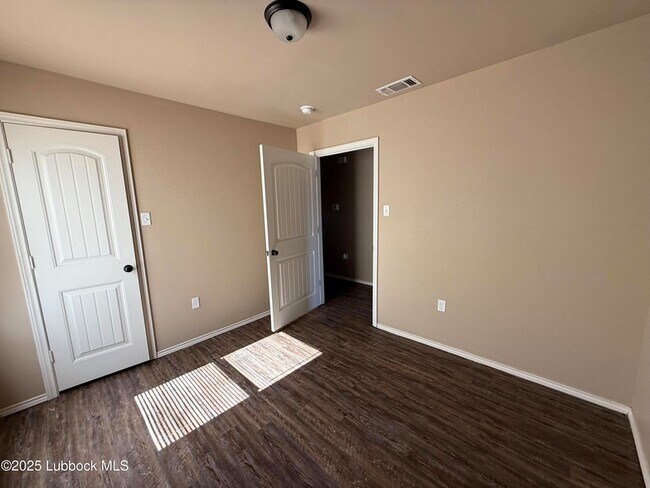 Foto del edificio - 3124 E Cornell St