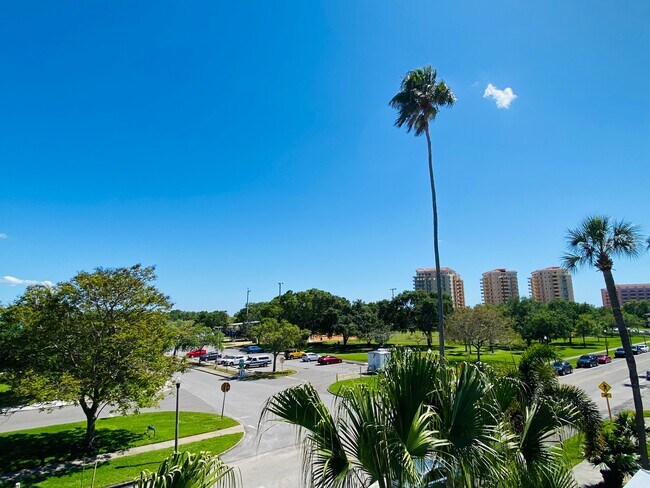 Foto del edificio - 918 N Shore Dr NE