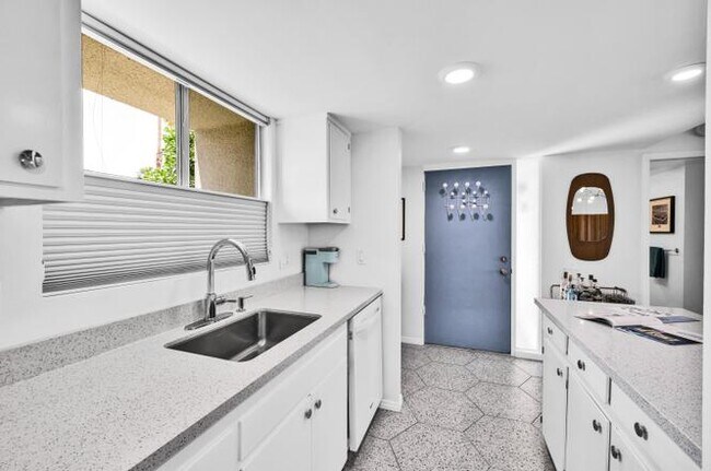 Building Photo - APARTMENT