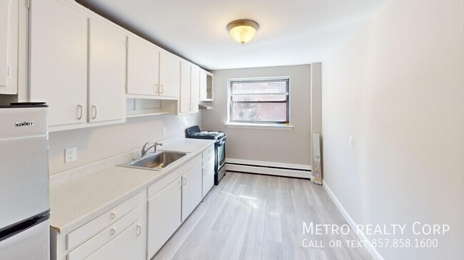 Foto del edificio - Charming 1-Bed in Brookline – Heat & Hot W...